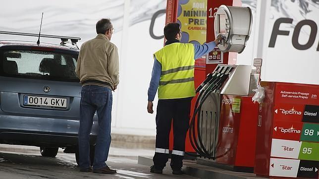 El precio de la gasolina baja de los niveles máximos en pleno puente de San Isidro