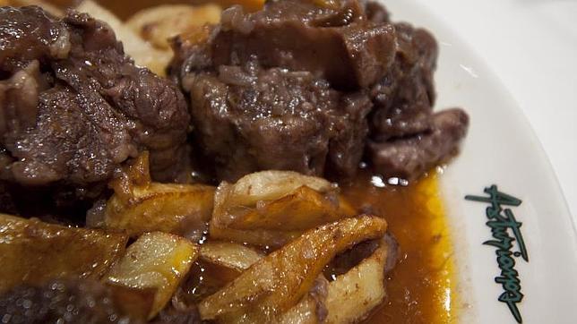 Rabo de toro con patatas fritas en Asturianos