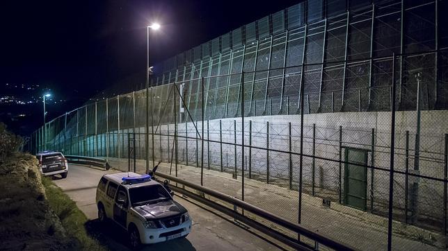 Unos 500 inmigrantes tratan de saltar la valla de Melilla