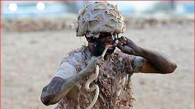 Un soldado saudí devora una serpiente viva durante un entrenamiento militar