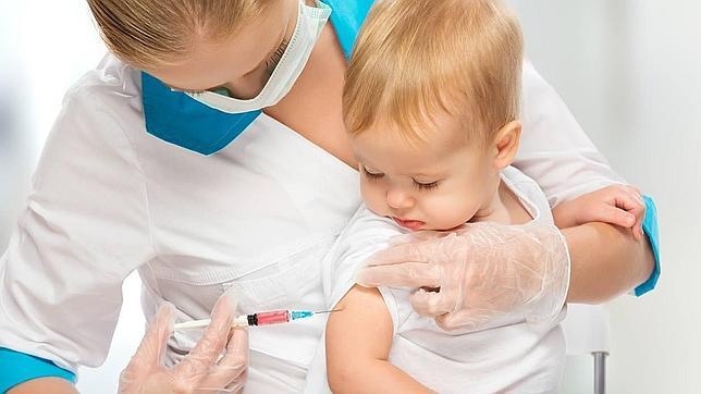 Una madre recoge firmas contra el bloqueo de la vacuna de la varicela