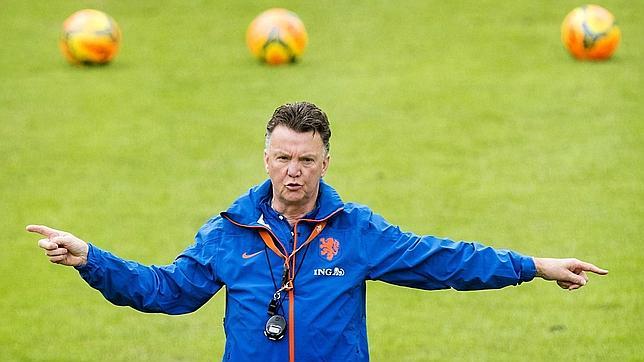 Van Gaal, entrenador del Manchester United para las tres próximas temporadas