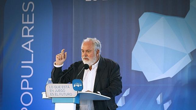 Arias Cañete se reúne con ganaderos lucenses en Castro de Rei