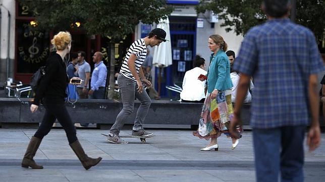 Un patinador en la plaza de Isabel II en Madrid