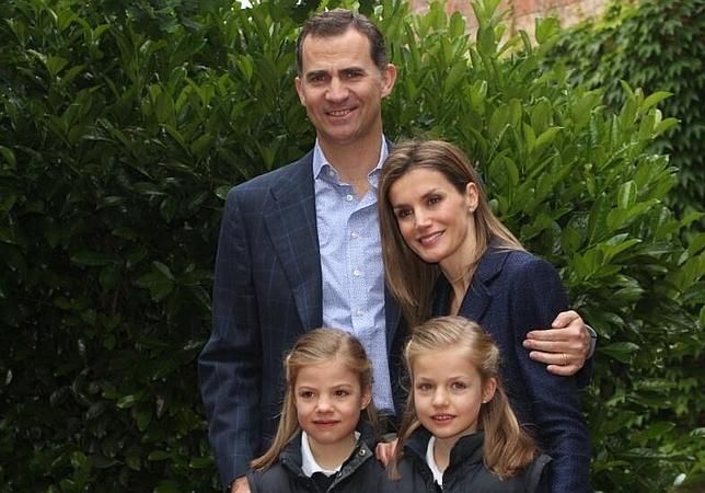 Imágenes de los Príncipes con las Infantas antes de llevarlas esta mañana al colegio