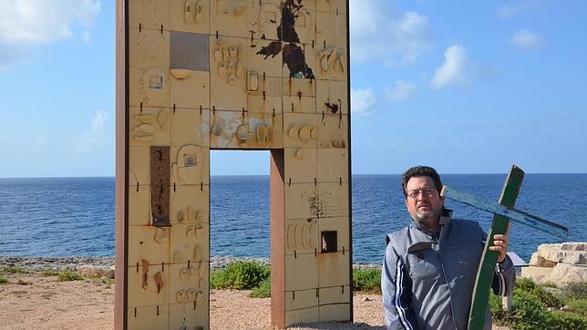 «El papa reza todas las noches ante una de mis cruces, hecha con la madera de las barcazas de los inmigrantes»