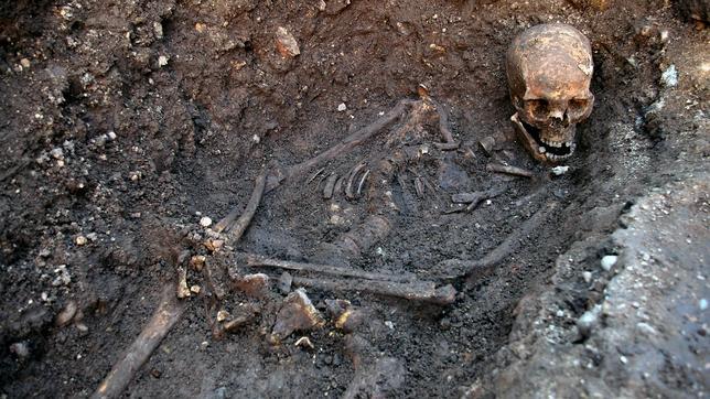 Los restos de Ricardo III, hallados bajo un parking, irán a la catedral de Leicester