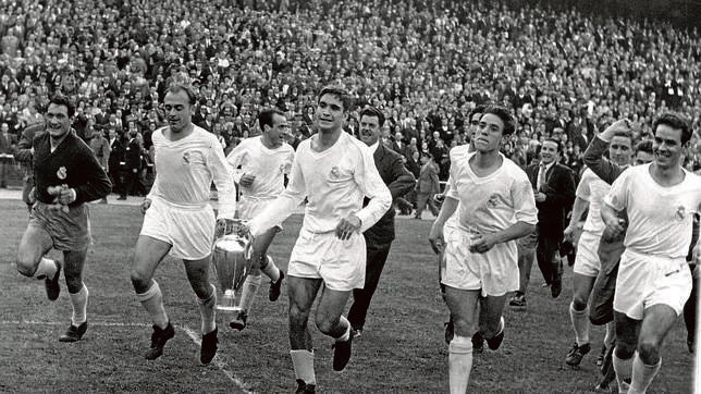 La plantilla celebra el triunfo en el Santiago Bernabéu