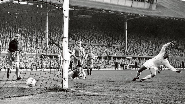 Alfredo Di Stéfano marcó tres goles ante el Eintracht de Frankfurt