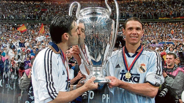 Fernando Morientes y Fernando Redondo posan con la Copa