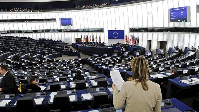 Una mujer no identificada participa en el pleno del Parlamento Europeo