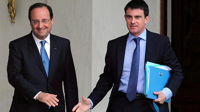 François Hollande y Manuel Valls se disponen a estrecharse la mano tras una reunión este lunes en el Elíseo