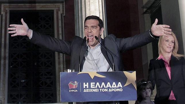 Alexis Tsipras, líder de la Izquierda Radical (Syriza), celebra con sus seguidores los resultados