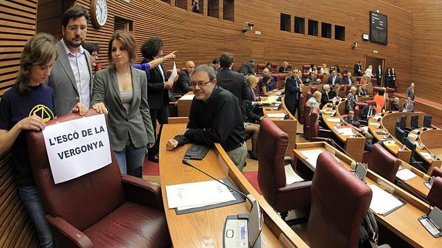EUPV coloca un cartel en el asiento de Blasco en las Cortes: «El escaño de la vergüenza»