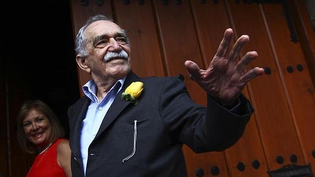 Imagen del escritor Gabriel García Márquez en la puerta de su domicilio