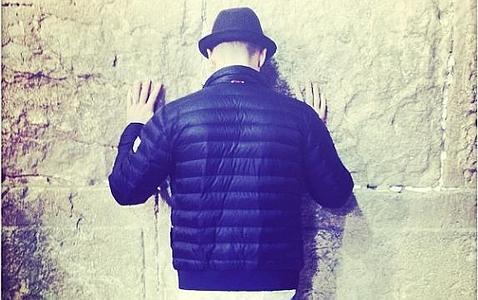 Justin Timberlake reza en Israel