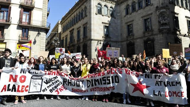 Padres de alumnos catalanes redactan un manual de resistencia a la Lomce