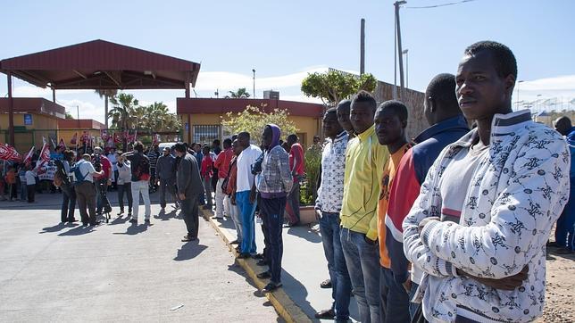 Unos 150 inmigrantes salen de Melilla para descongestionar el CETI