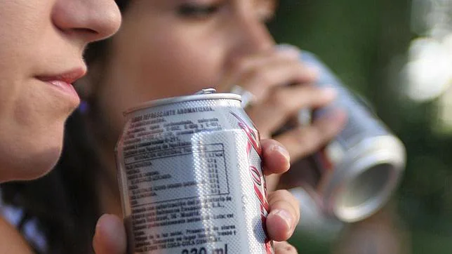 Un estudio muestra que incluir bebidas light en una dieta puede ayudar a perder peso