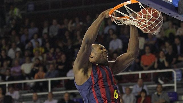 El Barça mejora a tiempo para un luchado 1-0 con susto final