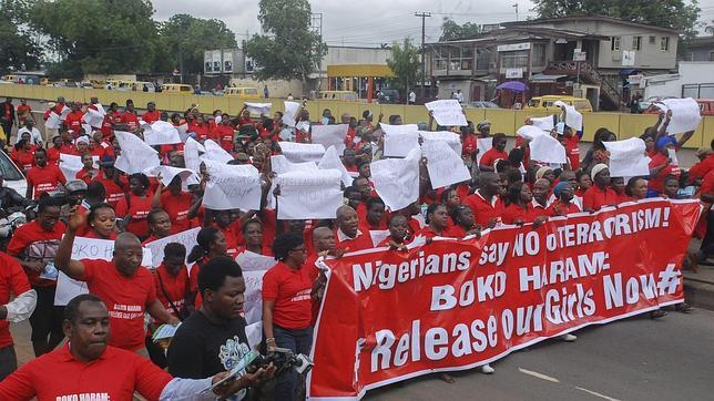 Nigeria tiñe de incertidumbre el secuestro de sus 200 jóvenes mientras continúa la sangría