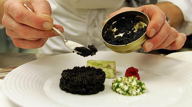 Pequeño, escaso, caro y, además, el caviar ¡engorda!
