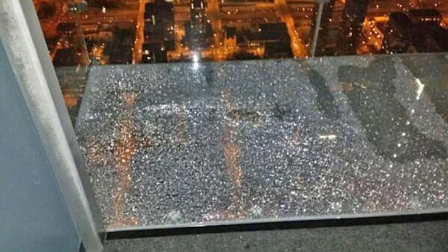 Se rompe a sus pies el cristal de un mirador de la Torre Willis a 103 pisos de altura