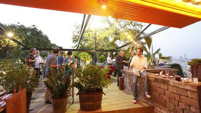 Ofrece un buen menú y vistas excelentes