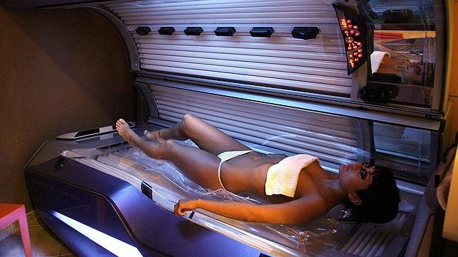 Los dermatólogos españoles piden medidas más duras para las cabinas de rayos UVA