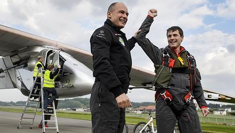 Primer vuelo del avión solar que dará la vuelta al mundo