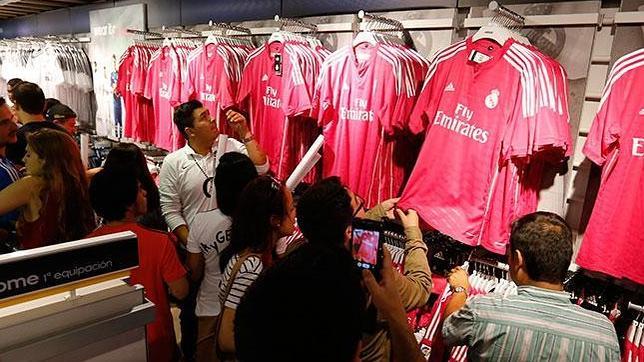 A la venta la camiseta fucsia del Real Madrid