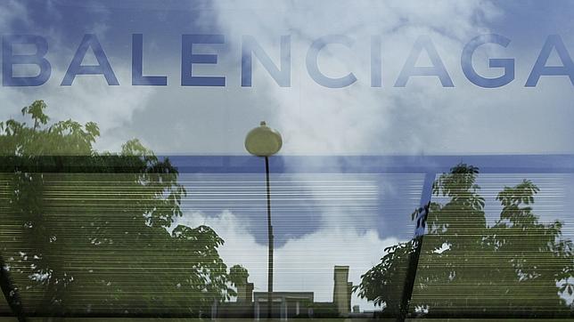 La marca de Balenciaga está muy patente en las calles de París