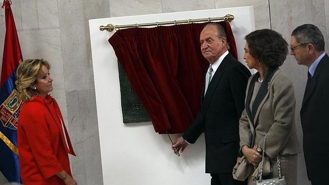El Rey descubre la plaza junto a Doña Sofía, Esperanza Aguirre, entonces presidenta de la Comunidad, y Alberto Ruiz-Gallardón, ex alcalde de la capital