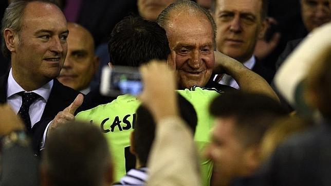 El Monarca abraza al capitán madridista tras lograr la Copa del Rey ante el Barcelona en Valencia el pasado 16 de abril