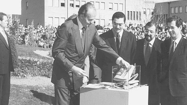 El Rey introduce un ejemplar del ABC en la primera piedra de la URJC junto Gallardón, entonces alcalde de Madrid