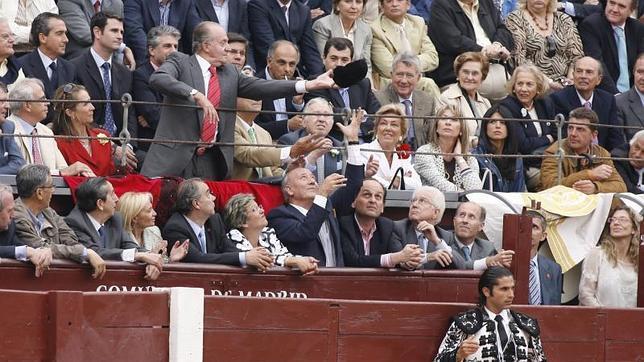 Don Juan Carlos coge al vuelo la montera que le lanza Javier Conde en Las Ventas en 2008
