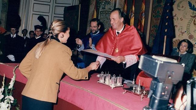 El Rey en el Paraninfo de San Bernardo de la Universidad Complutense de Madrid con su hija, Doña Cristina