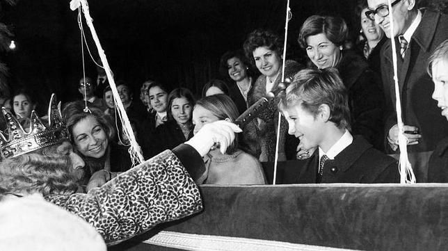 El rey Gaspar golpea con su cetro la cabeza de Don Felipe mientras su madre contempla sonriente la escena