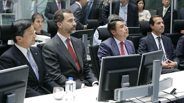 Naruhito, Don Felipe, Ignacio González y Salvador Victoria atienden a las explicaciones en el Canal de Isabel II