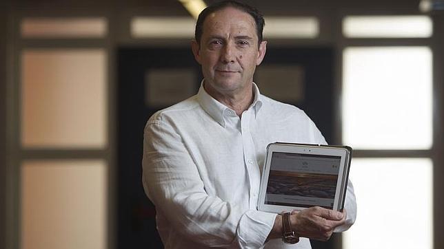 Juan Antonio muestra la web de su negocio, «Yatri»