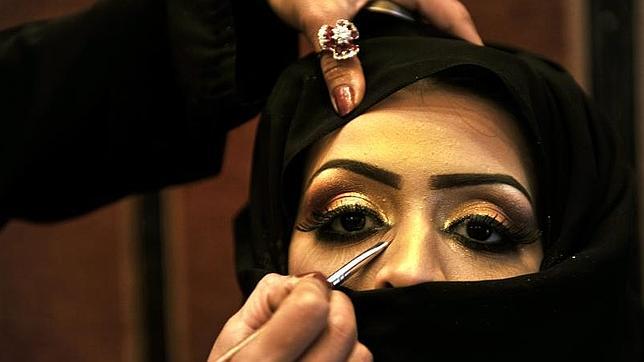 Saudíes viajan al extranjero para casarse con jóvenes a espaldas de su mujer