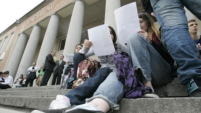 Los alumnos repasan sus apuntes en la facultad de farmacia de la UCM