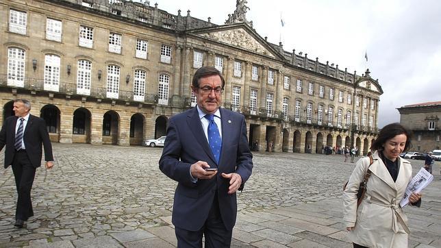 Dimite Ángel Currás como alcalde de Santiago y deja paso a Agustín Hernández