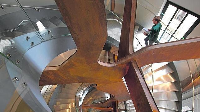 La característica escalera de forma helicoidal del Espacio Fundación Telefónica