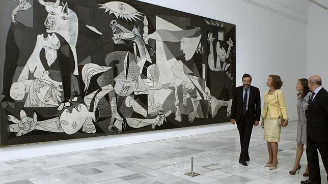 La Reina contempla el «Guernica» en el museo que lleva su nombre