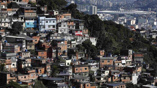 El estadio de Maracaná, detrás de una favela