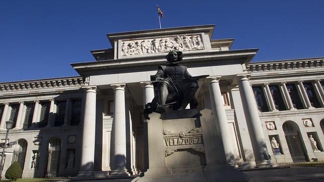 Velázquez preside una de las entradas laterales