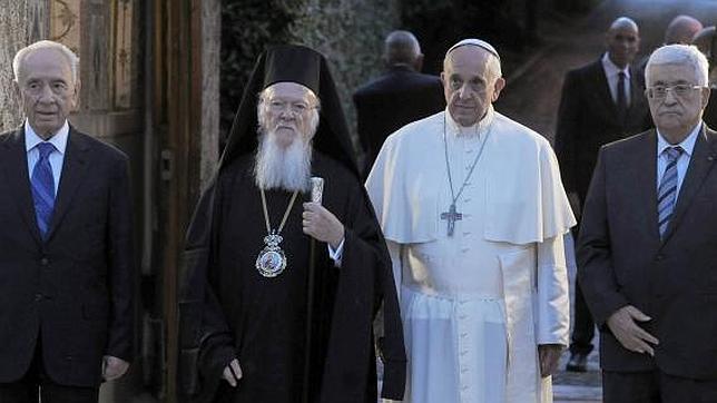 El Papa Francisco cancela parte de su agenda por una «leve indisposición» tras el rezo por la paz con Peres y Abbas