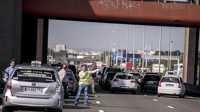 Los taxis se movilizan en toda Europa contra los servicios de coches compartidos