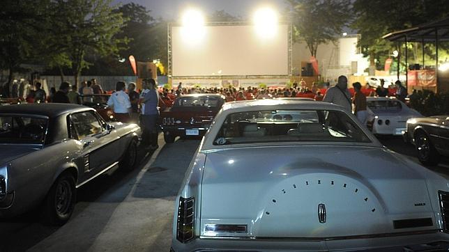 «Autocine» con coches americanos en el parque de La Bombilla